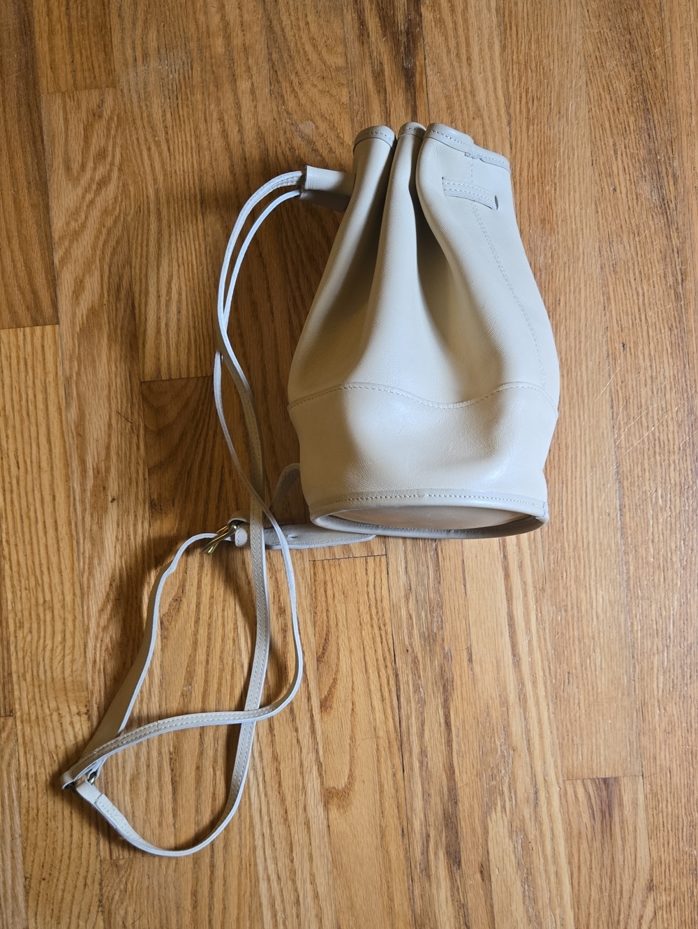 Vintage 90s Coach 9984 cream leather Bixby Sling crossbody backpack